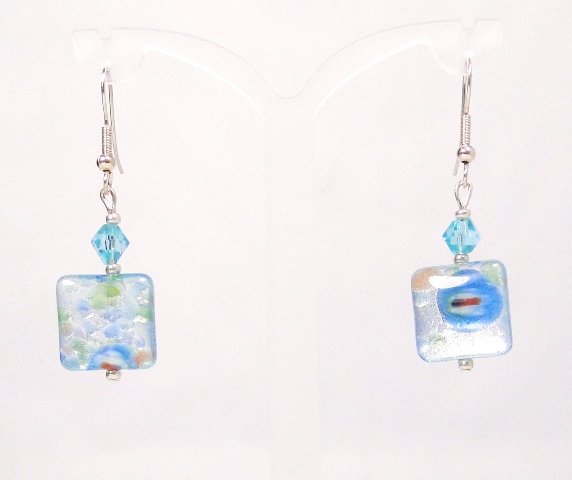 Boucles d'oreilles verre MURANO pendantes carré bleu clair moucheté