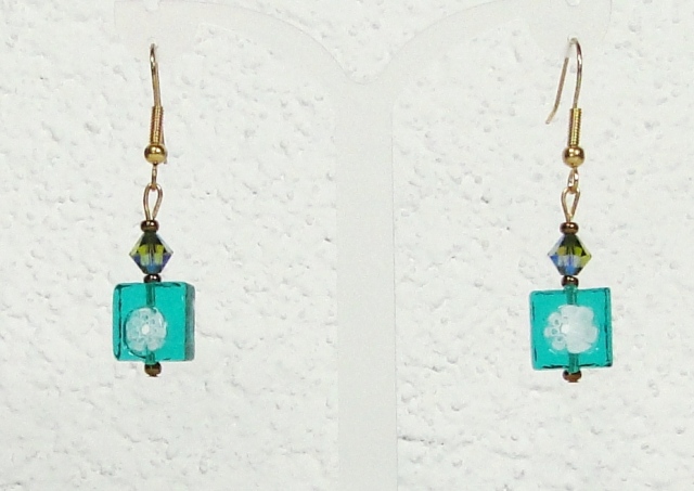 Boucles d'oreilles verre MURANO pendantes carré fleur vert foncé jouant avec la transparence