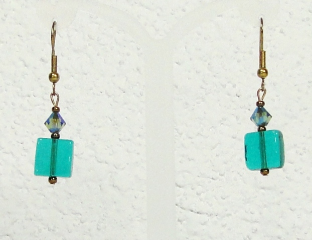 Boucles d'oreilles verre MURANO pendantes carré vert jouant avec la transparence