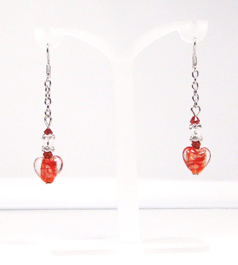Boucles d'oreilles verre MURANO pendantes chainette coeur rouge jouant avec la transparence taches cuivrées